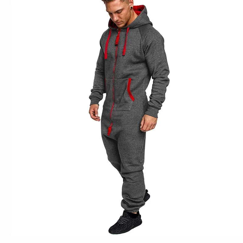 Monos deportivos de hombre con capucha, forro polar, bolsillos, manga larga y cremallera en color de contraste.