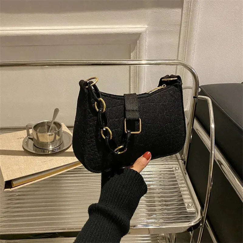 Bolso pequeño cuadrado estilo retro, popular, de temperamento suave, para el hombro, de otoño 2024, a la moda, informal, tipo yanqui, para las axilas.