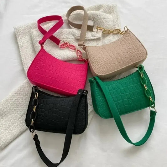 Bolso pequeño cuadrado estilo retro, popular, de temperamento suave, para el hombro, de otoño 2024, a la moda, informal, tipo yanqui, para las axilas.