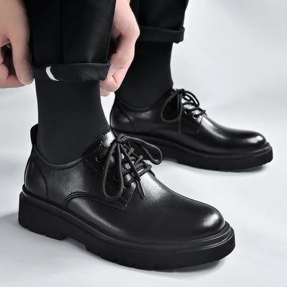 Zapatos de cuero negros para hombre, plataforma, suela suave, resistentes al desgaste, informales, para jóvenes, negocios, fiestas, paseos por la ciudad, zapatillas nuevas