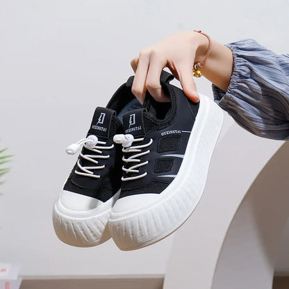 Nueva versión coreana de primavera de zapatos blancos transpirables para mujer con cordones casuales de caña baja para cualquier suela gruesa.