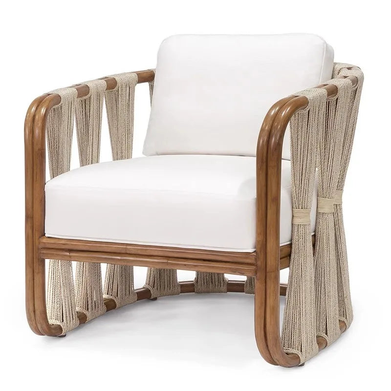 Moderno conjunto de muebles de exterior de aluminio con aspecto de madera, sofá de ratán y mesa de centro para patio, balcón, terraza o salón de jardín de hotel.