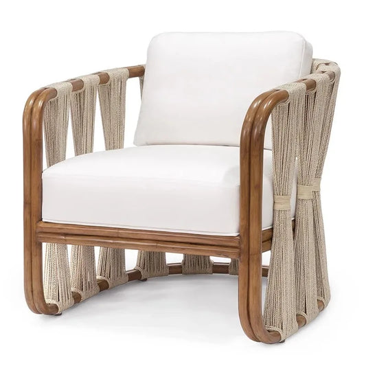 Moderno conjunto de muebles de exterior de aluminio con aspecto de madera, sofá de ratán y mesa de centro para patio, balcón, terraza o salón de jardín de hotel.