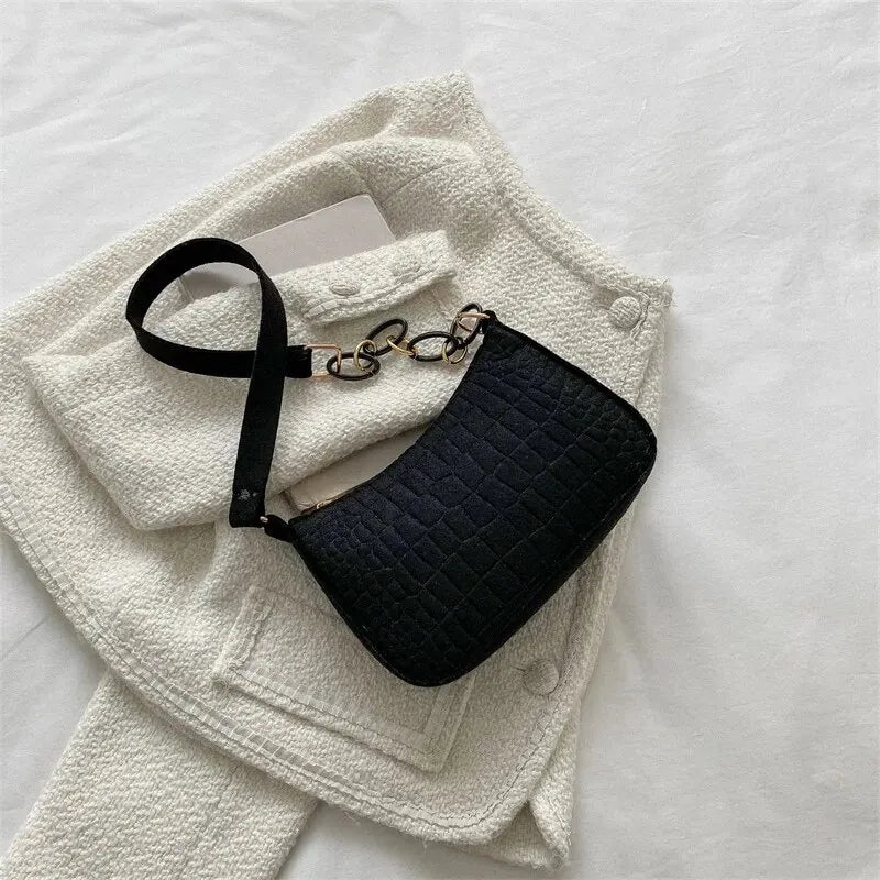 Bolso pequeño cuadrado estilo retro, popular, de temperamento suave, para el hombro, de otoño 2024, a la moda, informal, tipo yanqui, para las axilas.