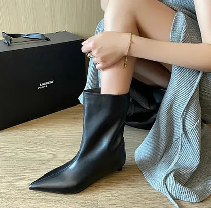 Botines de diseño para mujer, estilo moderno, tacón bajo cuadrado, ideales para fiestas, bailes y eventos. Botines cortos sin cordones.