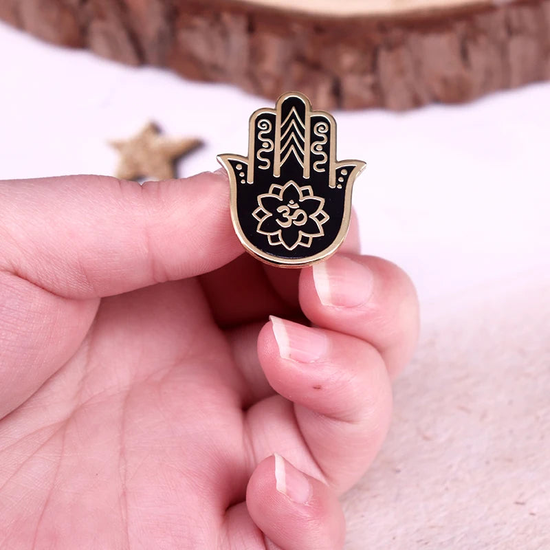 Pin esmaltado con el símbolo Om Ohm de la mano de Hamsa, accesorio decorativo para sombreros y mochilas.