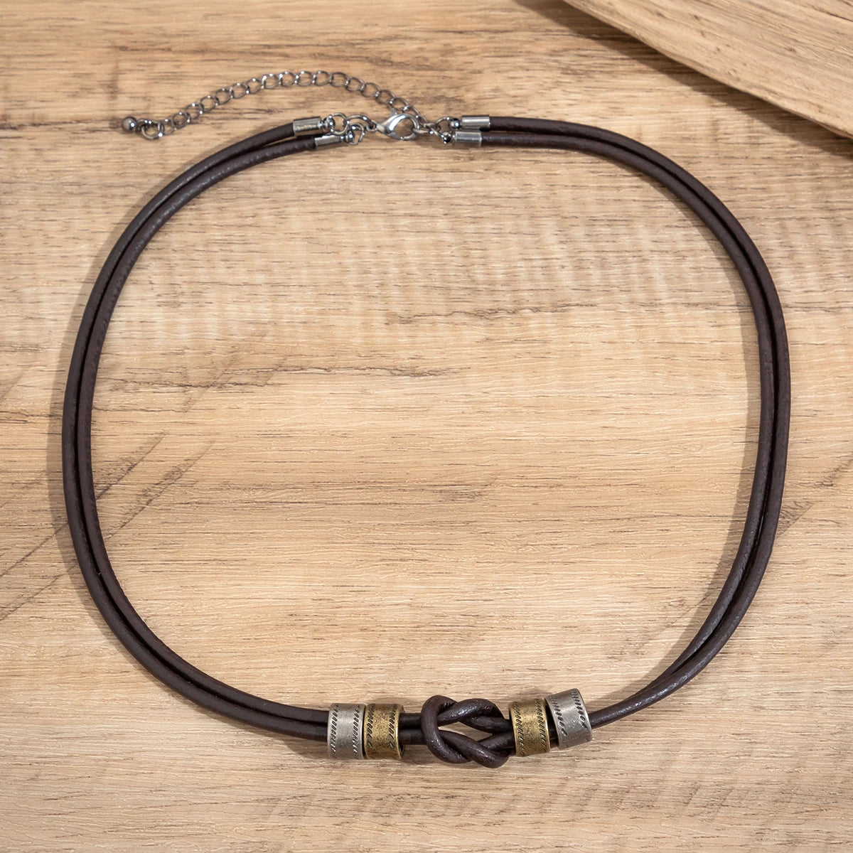 Gargantilla vintage de cuero sintético con cuentas de metal para hombre, collar moderno para el cuello, accesorios 2023, joyería de moda, regalo para hombre