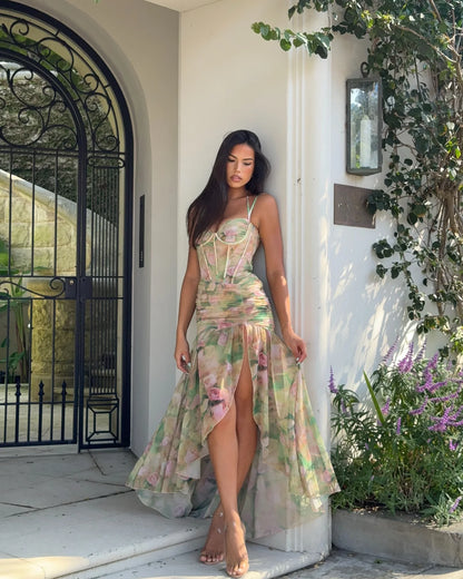 Vestido largo elegante con estampado floral, tirantes finos y espalda descubierta. Vestido ajustado con abertura alta y fruncido. Ideal para la playa, vacaciones o fiestas.