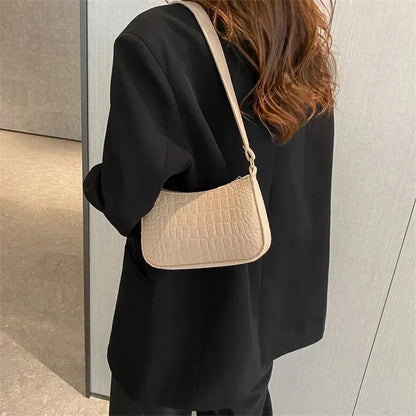 Bolso pequeño cuadrado estilo retro, popular, de temperamento suave, para el hombro, de otoño 2024, a la moda, informal, tipo yanqui, para las axilas.