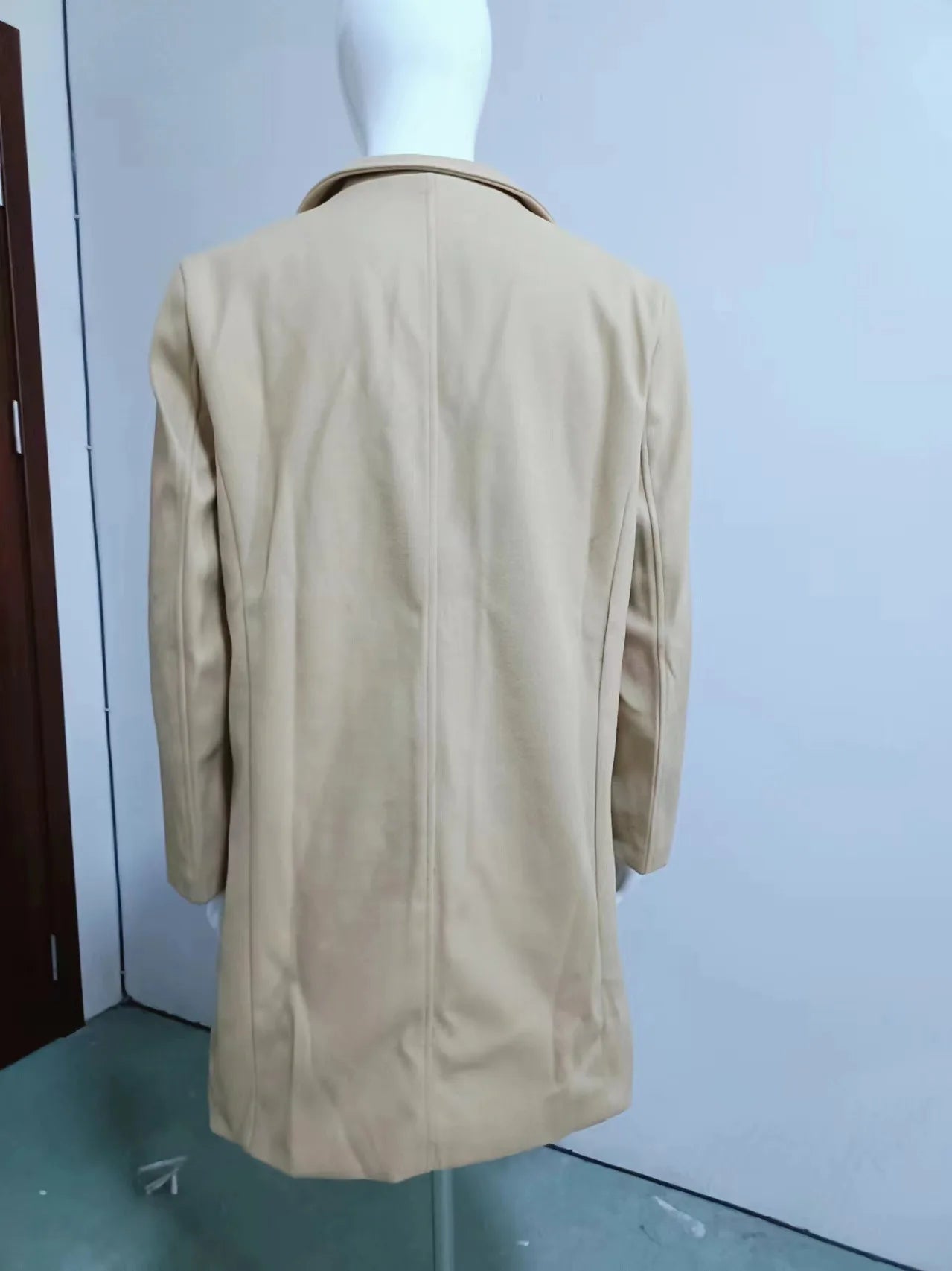 Abrigo de lana y mezclas para hombre, de manga larga, estilo casual, con cuello clásico, corte ajustado y confeccionado en colores lisos. Disponible en 10 colores.