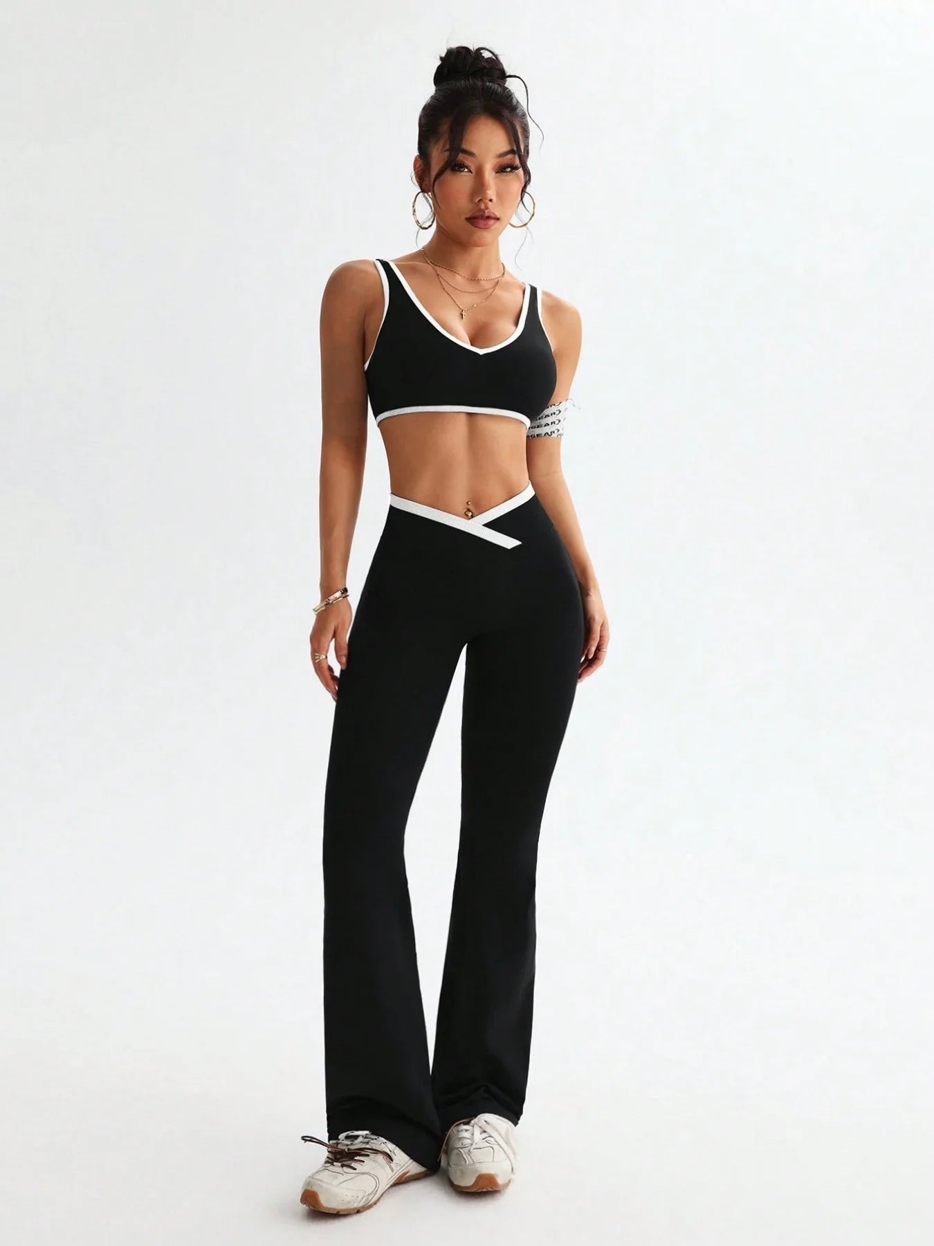 Conjunto deportivo con tirantes anchos y bloqueo de color, conjunto deportivo de una pieza para yoga y fitness con control de abdomen para mujer a prueba de golpes