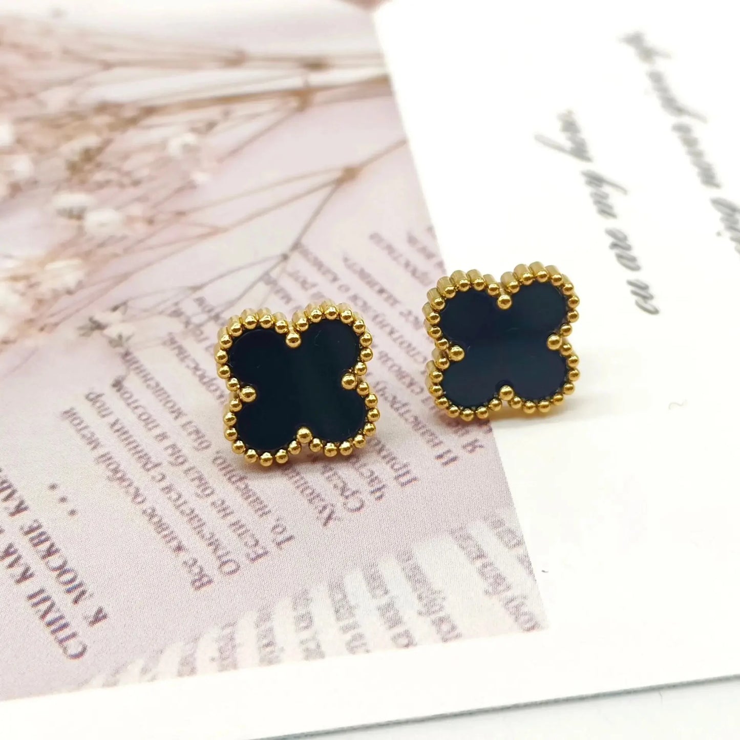 Pendientes de nácar con cuatro hojas de acero inoxidable con diseño de hierba de la suerte, chapados en oro y con retención de color, versátiles para mujer