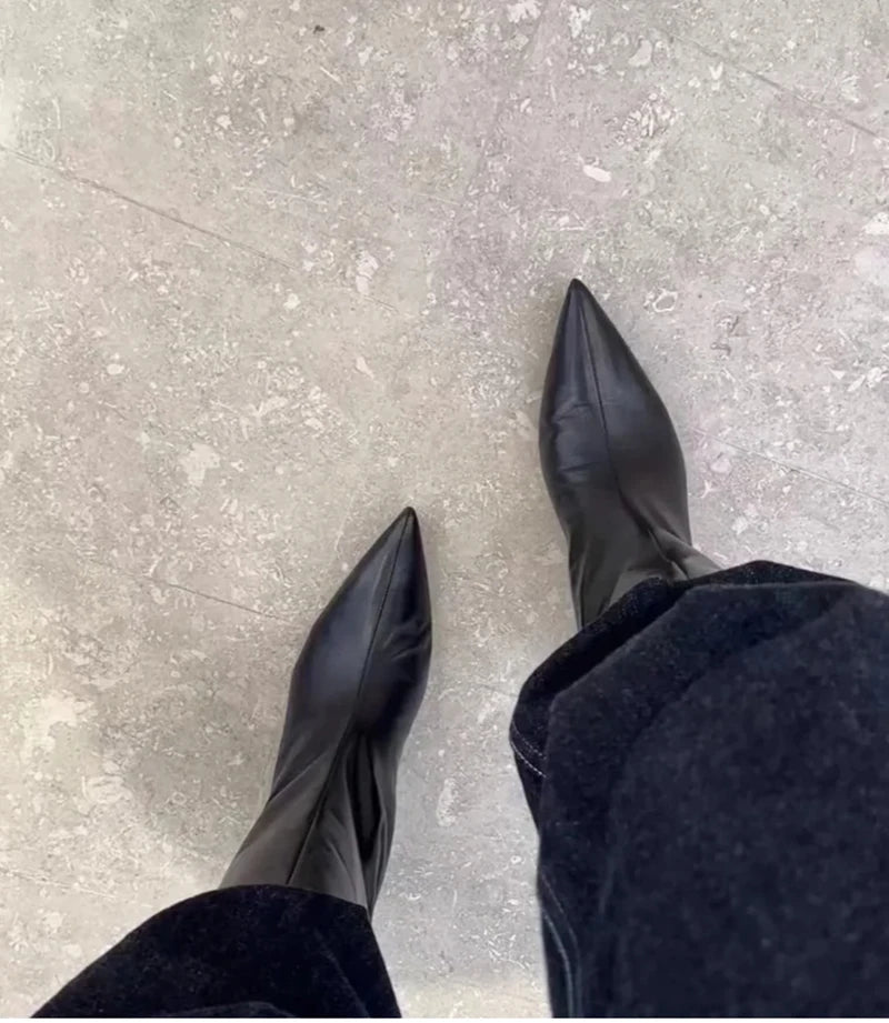 Botines de diseño para mujer, estilo moderno, tacón bajo cuadrado, ideales para fiestas, bailes y eventos. Botines cortos sin cordones.