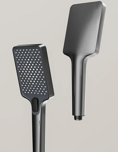 Sistema de ducha con luz ambiental y botones de piano grises, pantalla digital, grifos tipo lluvia y cabezal de ducha.