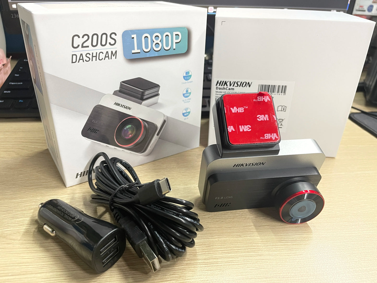 Grabadora de salpicadero Hikvision con cámara dual delantera y trasera, visión nocturna Starlight y pantalla de 3 pulgadas.