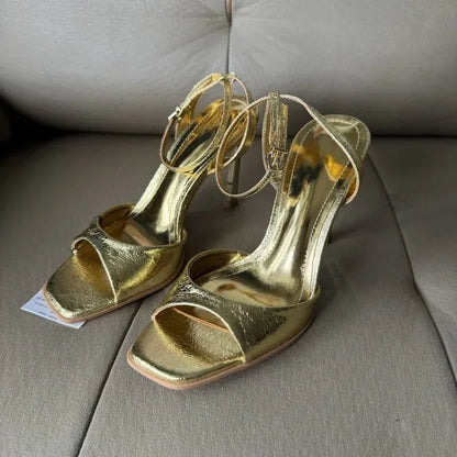Sandalias de tacón alto con hebilla en el tobillo de charol dorado para mujer, zapatos sexis de punta cuadrada y punta abierta, zapatos de verano a la moda para fiesta y oficina.