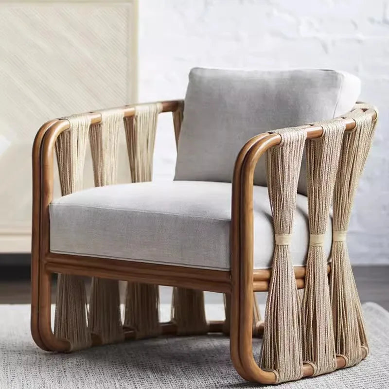 Moderno conjunto de muebles de exterior de aluminio con aspecto de madera, sofá de ratán y mesa de centro para patio, balcón, terraza o salón de jardín de hotel.