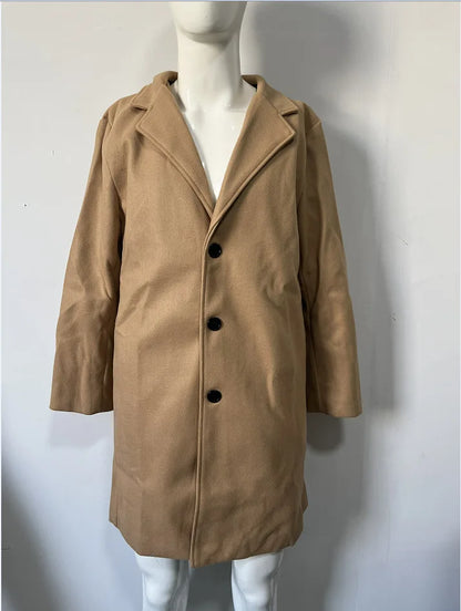 Abrigo de lana y mezclas para hombre, de manga larga, estilo casual, con cuello clásico, corte ajustado y confeccionado en colores lisos. Disponible en 10 colores.