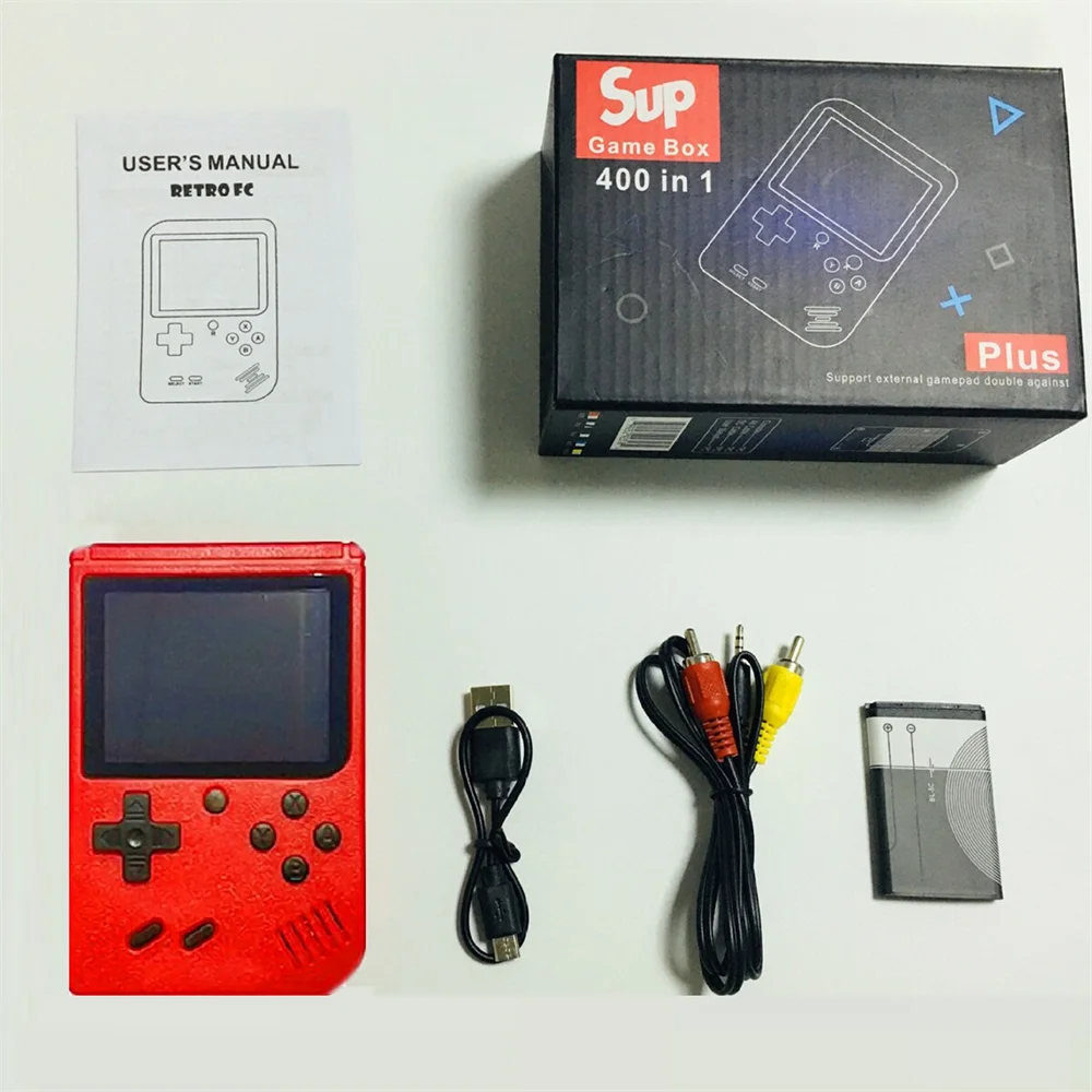 Una pequeña consola de juegos portátil para niños con juegos clásicos retro rojos con cientos de juegos que se pueden cargar y se pueden conectar al televisor.