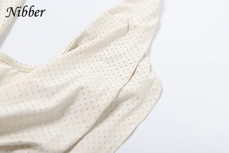 Vestido corto de color sólido con estampado de diamantes de imitación, estilo moderno, escote en V profundo y sin tirantes. Ideal para la moda femenina y la ropa urbana.