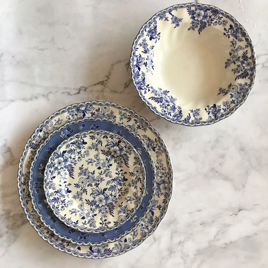 Plato de carne vintage británico de estilo barroco azul y blanco, cuenco hondo de cerámica, plato de cena de uso doméstico, color sutil bajo cubierta.