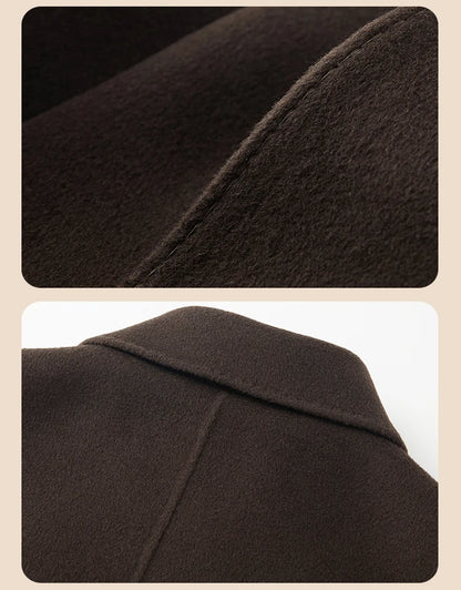 Abrigo de lana de doble faz para hombre, suave y cálido, ideal como prenda esencial. Incluye chaleco de plumas y forro. Color negro café. Estilo clásico.