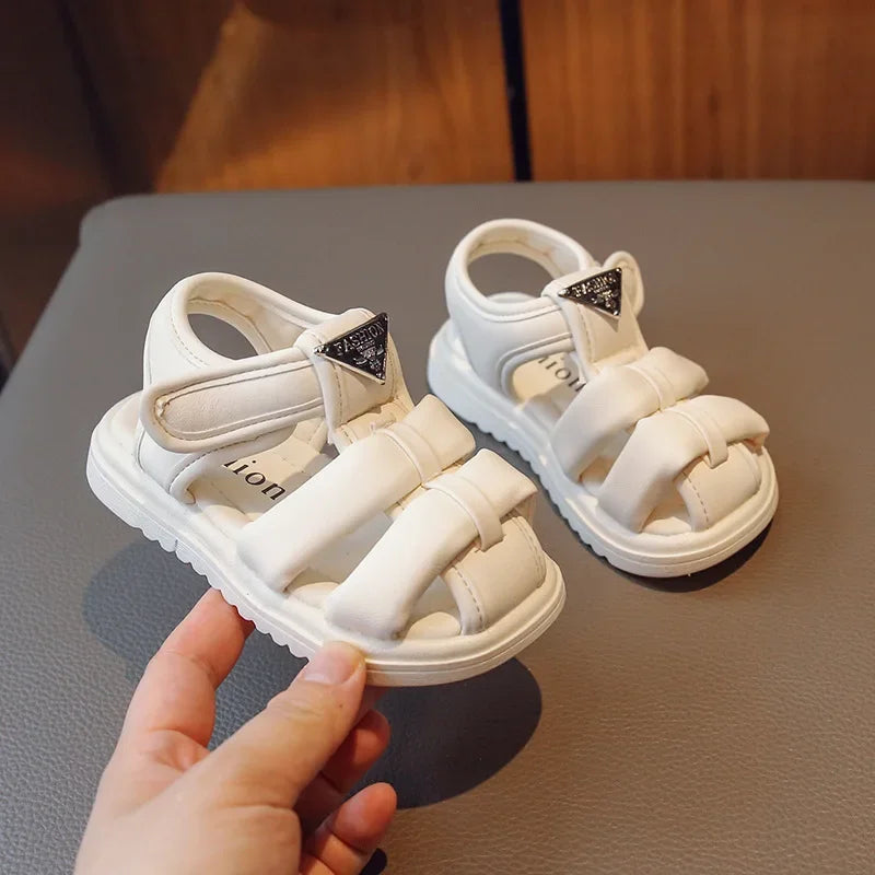 Sandalias para niños, novedad de verano 2024, moda para niños y niñas, color sólido, con cierre de velcro, antideslizantes, suela suave, decoración metálica versátil.