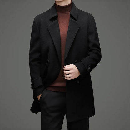 Abrigo de lana de doble faz para hombre, suave y cálido, ideal como prenda esencial. Incluye chaleco de plumas y forro. Color negro café. Estilo clásico.