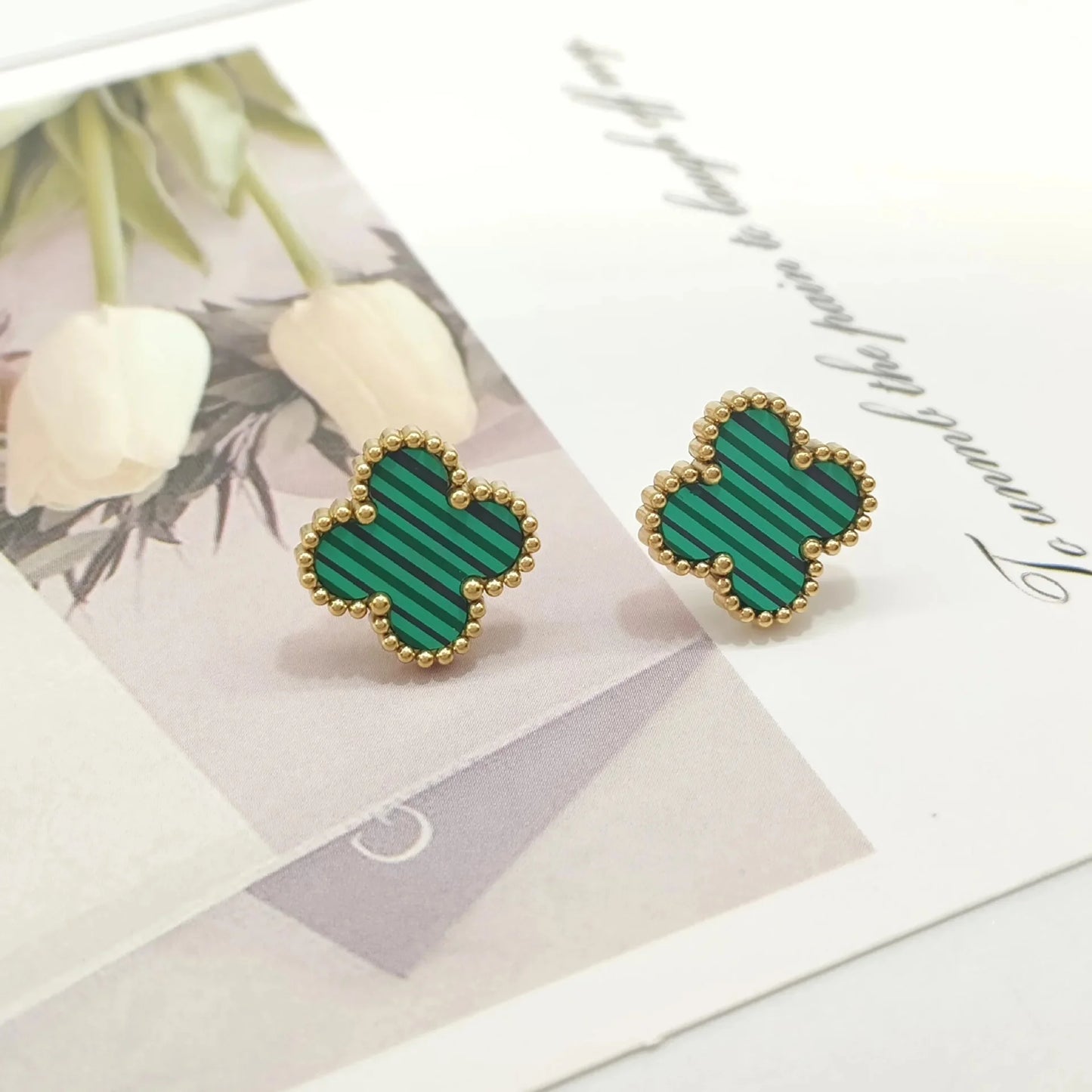 Pendientes de nácar con cuatro hojas de acero inoxidable con diseño de hierba de la suerte, chapados en oro y con retención de color, versátiles para mujer