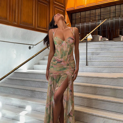 Vestido largo elegante con estampado floral, tirantes finos y espalda descubierta. Vestido ajustado con abertura alta y fruncido. Ideal para la playa, vacaciones o fiestas.