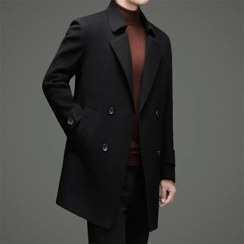 Abrigo de lana de doble faz para hombre, suave y cálido, ideal como prenda esencial. Incluye chaleco de plumas y forro. Color negro café. Estilo clásico.