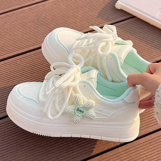 Zapatillas deportivas elegantes de suela gruesa para mujer, informales, versátiles, blancas, para primavera y verano, ideales para faldas.