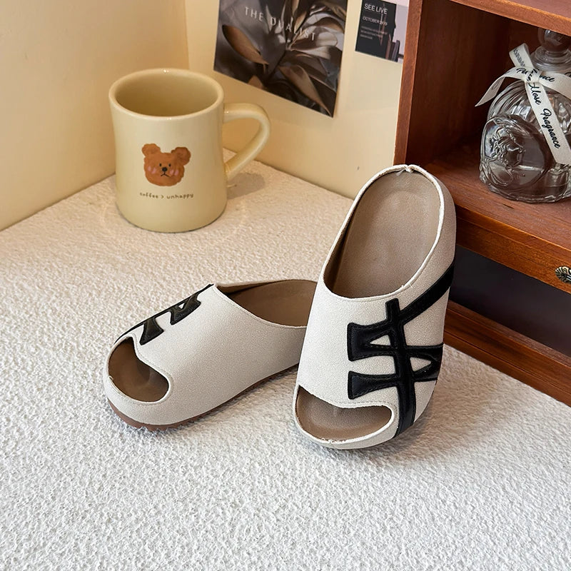 2025 nuevos zapatos infantiles para niños y niñas, con tacón plano y suela suave, cómodos y versátiles para uso al aire libre.
