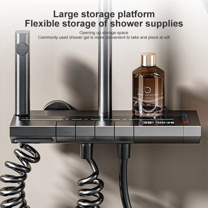 Sistema de ducha con luz ambiental y botones de piano grises, pantalla digital, grifos tipo lluvia y cabezal de ducha.