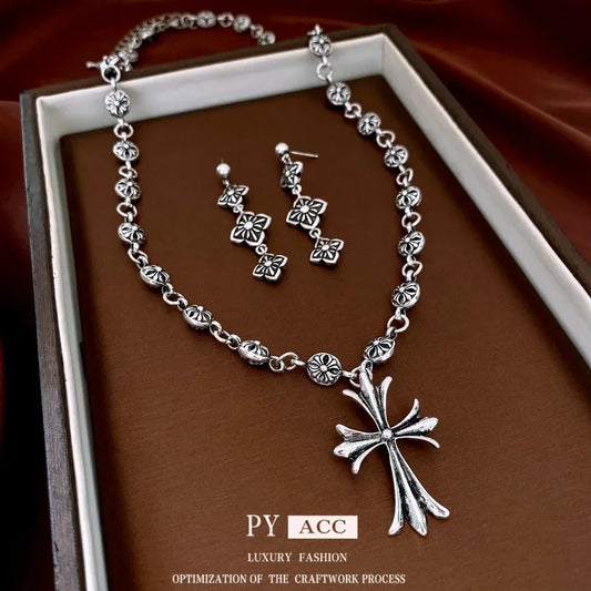 Collar con colgante de cruz floral de estilo gótico, estilo vintage, cadena de clavícula poco conocida, conjunto de joyería versátil de moda de China continental.
