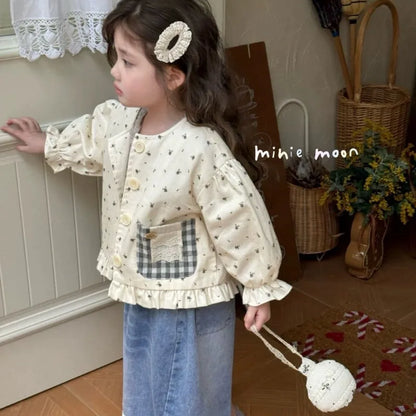 Ropa infantil, primavera 2025, nuevo estilo, versión coreana, chaqueta elegante de algodón con bolsillos y estampado floral a cuadros para niñas.