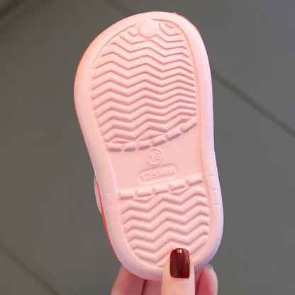 Sandalias de verano para niñas y bebés: zapatillas de interior de suela suave para niños pequeños con dibujos animados, zapatos huecos transpirables para niños.