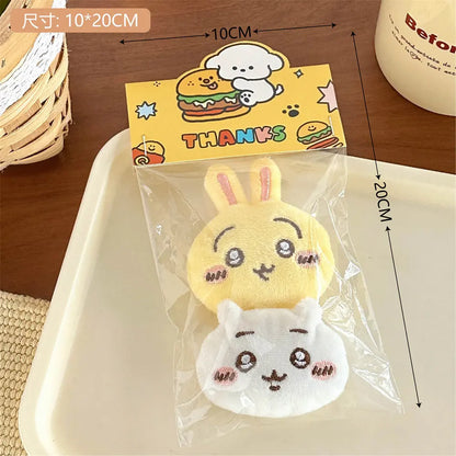Lindo broche de peluche de dibujos animados de Chiikawa, decoración para mochila de niña, bolso, colgante, accesorio, muñeca, bufanda, ropa, prendedor, regalo para niños