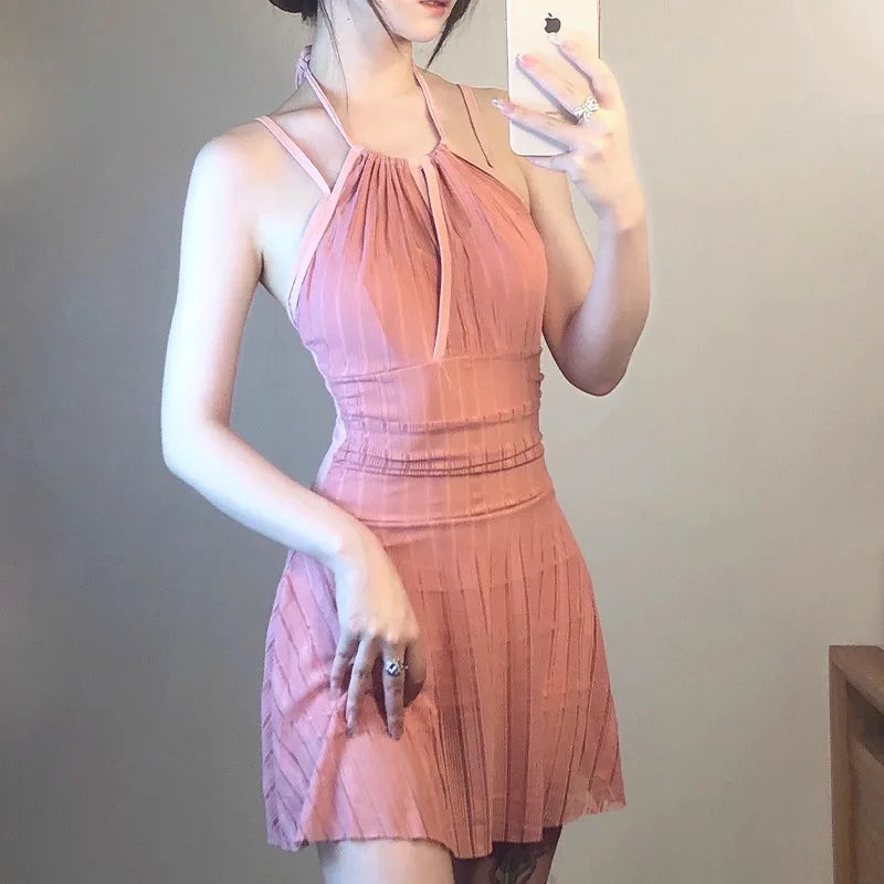 Traje de baño de una pieza para mujer 2025 nuevo estilo de vestido rosa puro deseo viento cuello colgante para cubrir el estómago