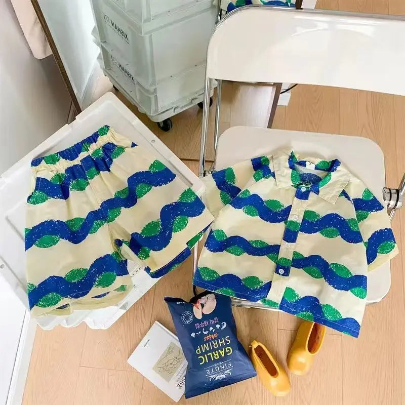 Ropa para niños 2025, nuevo traje de flores de moda para bebé, camisa de manga corta, pantalones cortos, elegante conjunto de dos piezas de pantalones cortos casuales retro.
