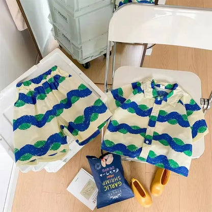 Ropa para niños 2025, nuevo traje de flores de moda para bebé, camisa de manga corta, pantalones cortos, elegante conjunto de dos piezas de pantalones cortos casuales retro.