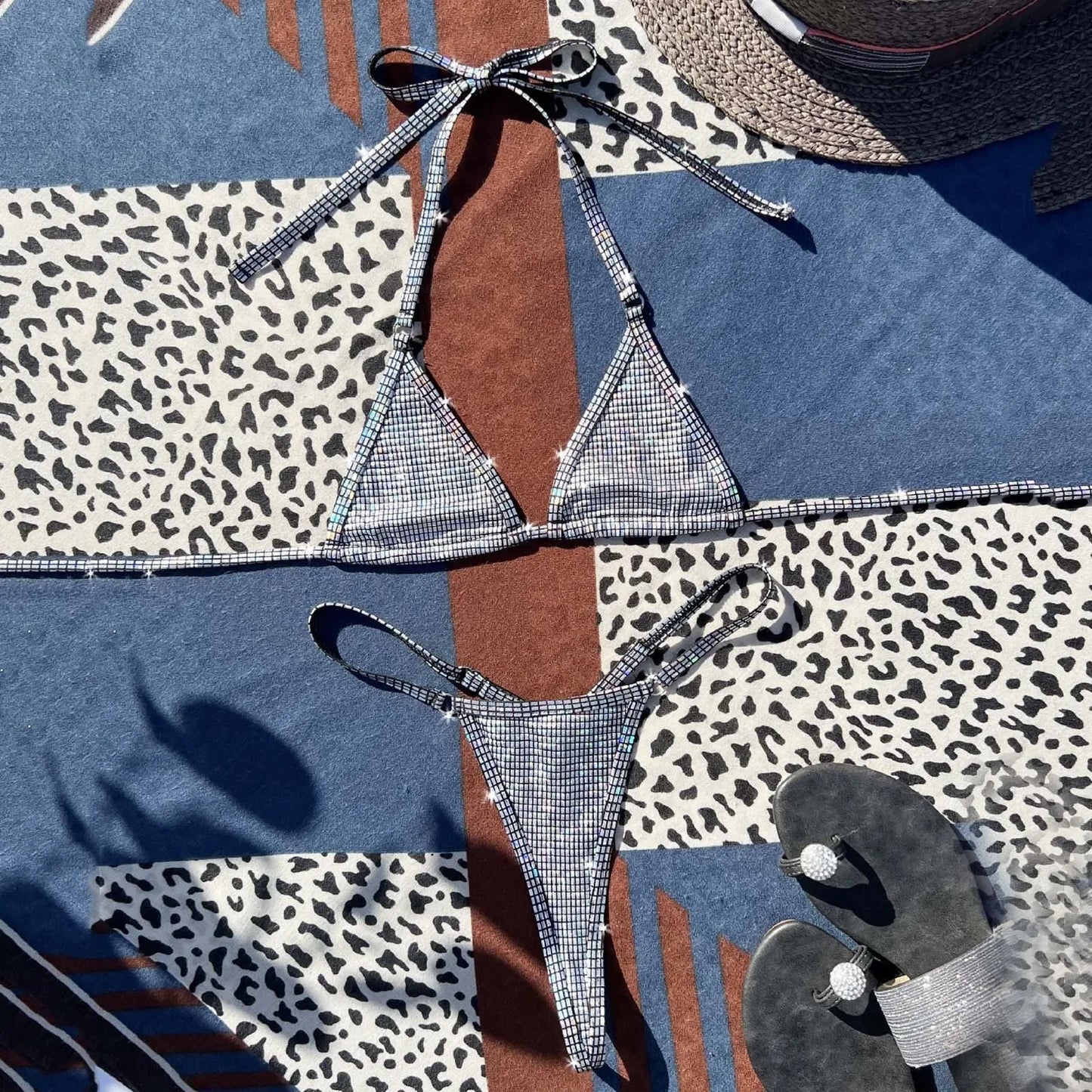 Bikini brasileño triangular plateado brillante con efecto push up para mujer, traje de baño sexy con tangas y cuello halter con cordones.