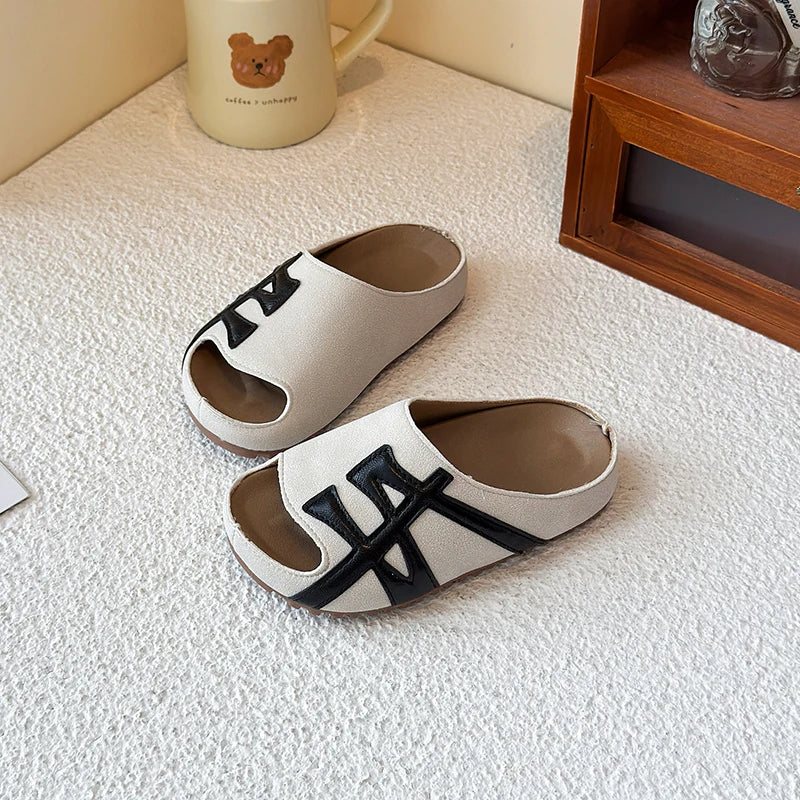 2025 nuevos zapatos infantiles para niños y niñas, con tacón plano y suela suave, cómodos y versátiles para uso al aire libre.