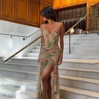 Vestido largo elegante con estampado floral, tirantes finos y espalda descubierta. Vestido ajustado con abertura alta y fruncido. Ideal para la playa, vacaciones o fiestas.