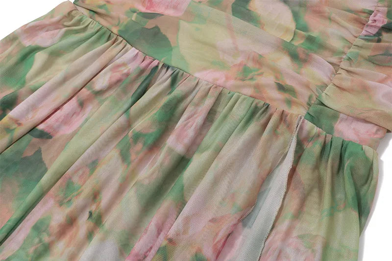 Vestido largo elegante con estampado floral, tirantes finos y espalda descubierta. Vestido ajustado con abertura alta y fruncido. Ideal para la playa, vacaciones o fiestas.