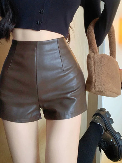 Pantalones cortos de cuero negro para mujer, novedad de otoño 2023, de cintura alta, ajustados, informales, de corte A, para una silueta estilizada y suave.