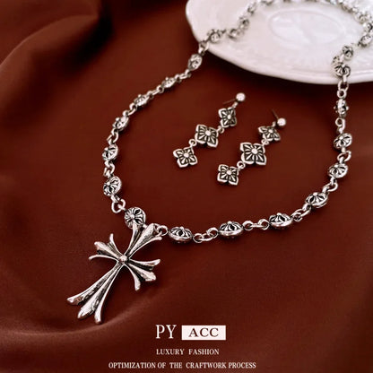 Collar con colgante de cruz floral de estilo gótico, estilo vintage, cadena de clavícula poco conocida, conjunto de joyería versátil de moda de China continental.