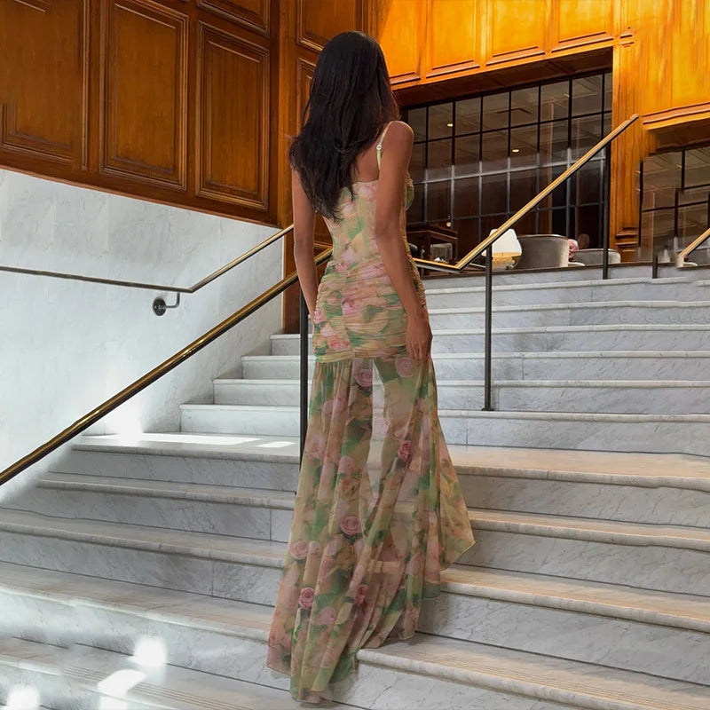Vestido largo elegante con estampado floral, tirantes finos y espalda descubierta. Vestido ajustado con abertura alta y fruncido. Ideal para la playa, vacaciones o fiestas.