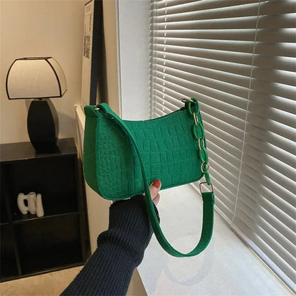 Bolso pequeño cuadrado estilo retro, popular, de temperamento suave, para el hombro, de otoño 2024, a la moda, informal, tipo yanqui, para las axilas.