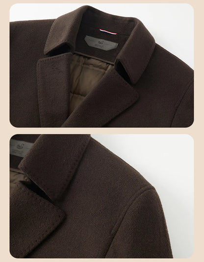 Abrigo de lana de doble faz para hombre, suave y cálido, ideal como prenda esencial. Incluye chaleco de plumas y forro. Color negro café. Estilo clásico.